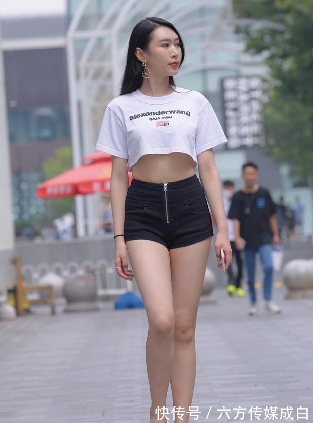 高腰 白色短款短袖衫,配黑色高腰短裤,清新时尚高挑靓丽
