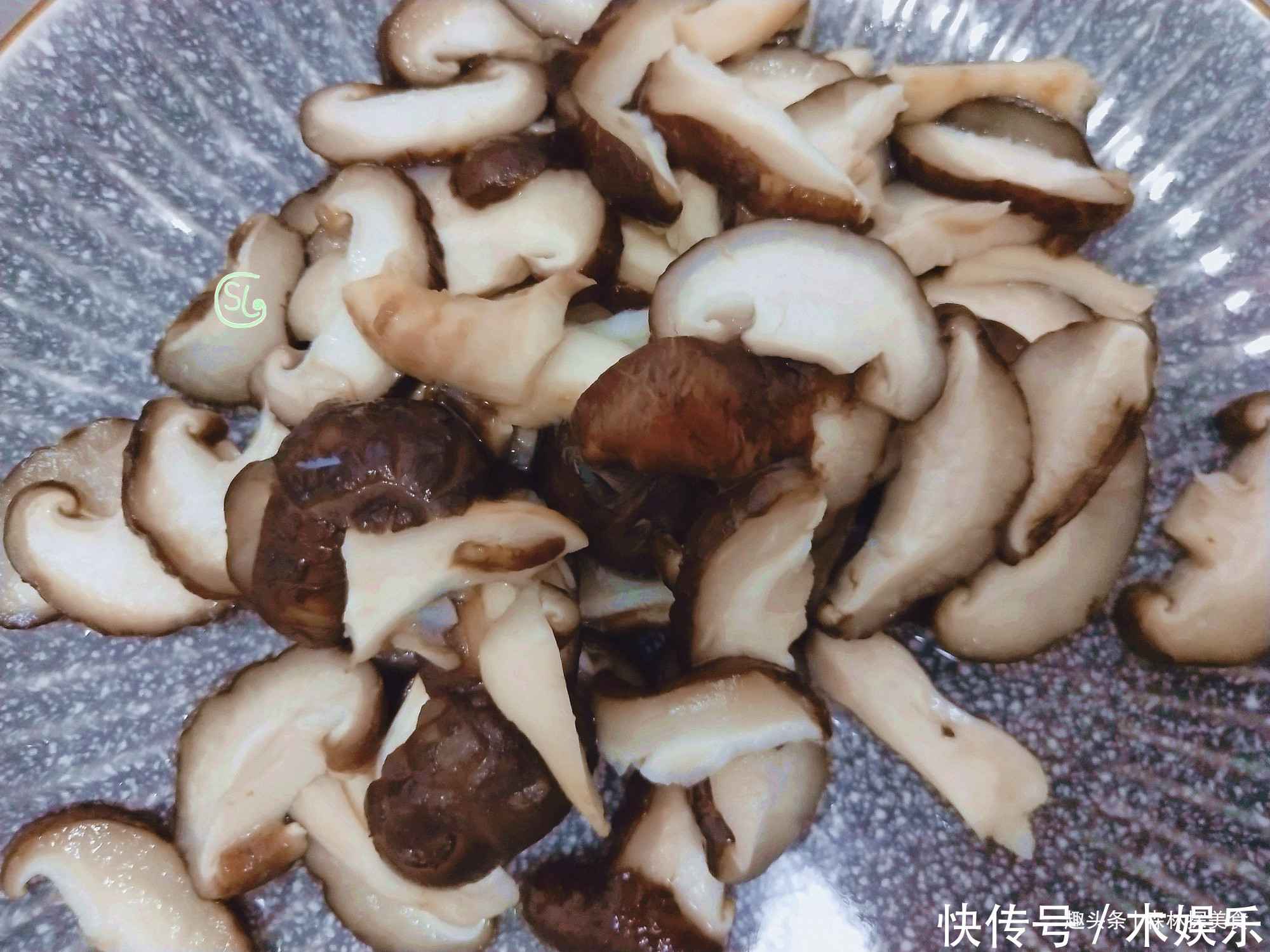 为什么饭店的炒香菇那么好吃原来做法很简单,一次做一盘不够吃