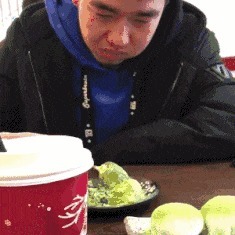 |搞笑GIF:护士小姐姐,快去工作吧,你还没下班呢,这么就玩起来了,这样不好