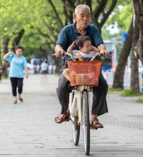 爷爷奶奶|爸爸带娃偷偷来看爷爷，看到爷爷的反应后，网友：真的是好宠溺啊