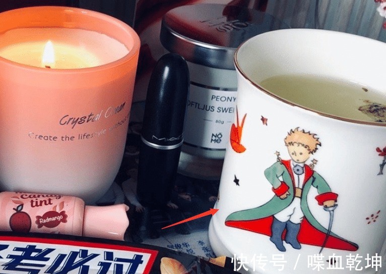 蛋糕|何炅放假在家做蛋糕,却意外带火蛋糕旁边的杯子,带货能力没谁了