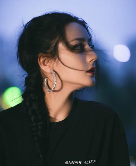 “发际线高”的女人，建议留以下4种“刘海”，显脸小还显年轻