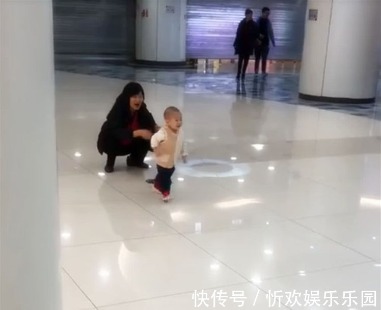 爸爸|爸爸和爷爷同时敞开怀抱,宝宝是如此选择的,接下来暖化了