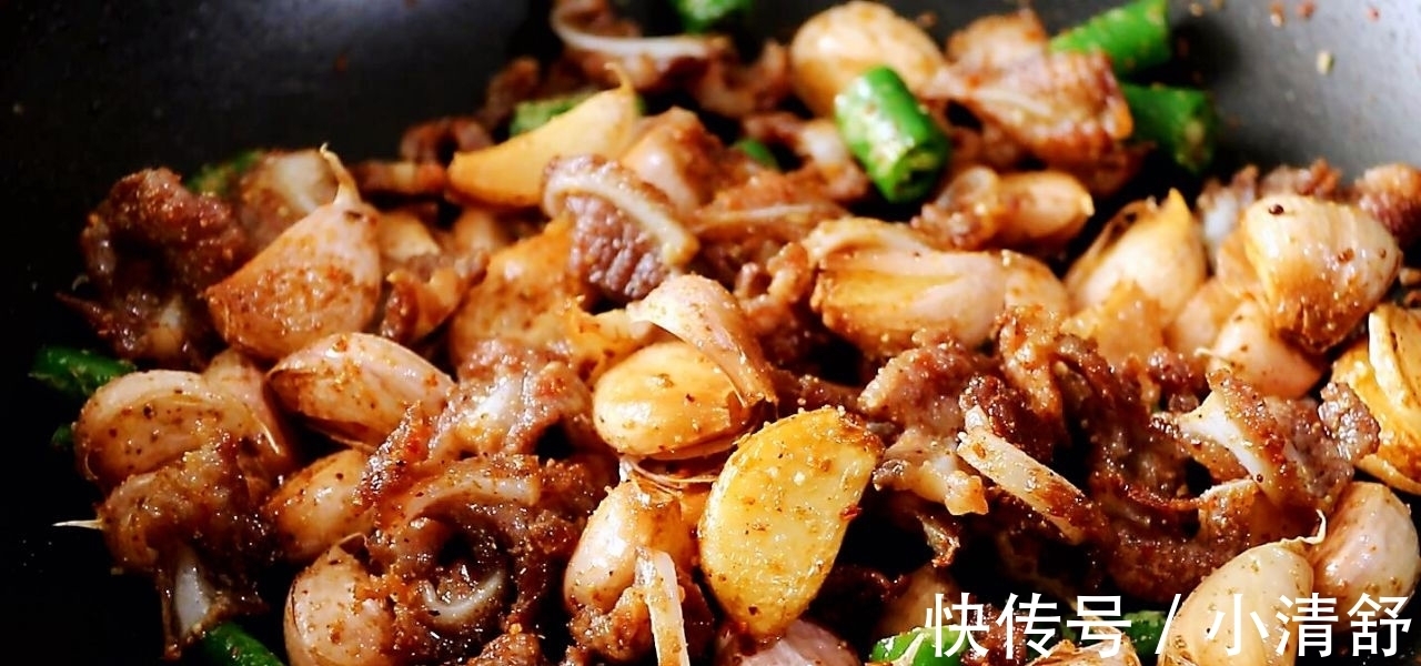 大蒜头|一盘大蒜,2块猪脆骨,先炸后炒,简单两步就能搞定,好吃不难做