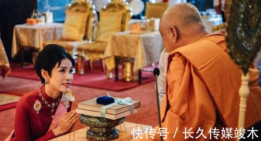 蕾丝|诗妮娜新造型好美,头上佩戴纯白色发箍,深情注视69岁泰王