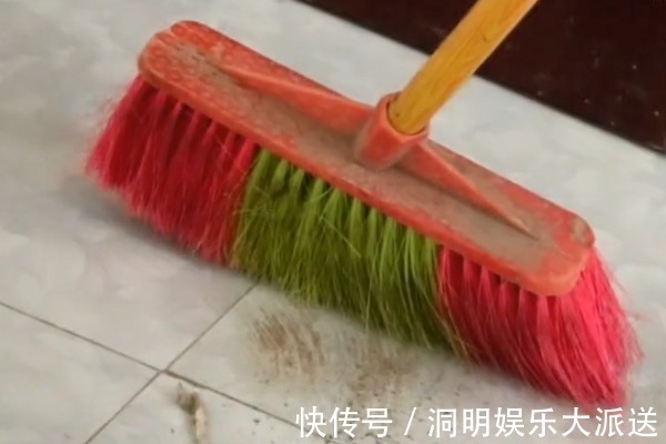 家里用扫帚扫地的要留意,我也是刚刚知道的,抓紧时间提醒家人!