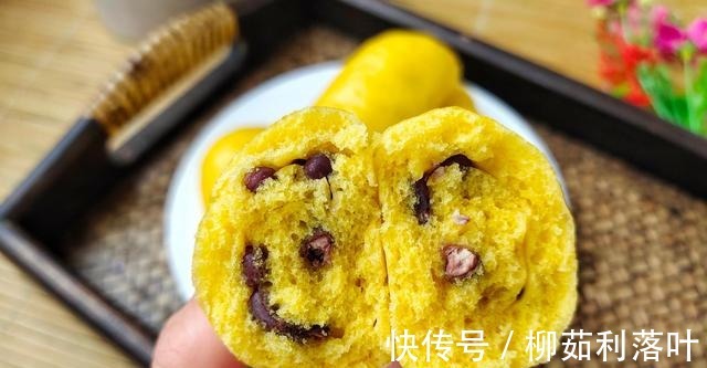 松软|入秋南瓜别蒸着吃，抓把红豆卷一卷，比面包还松软，我家1周吃3次！