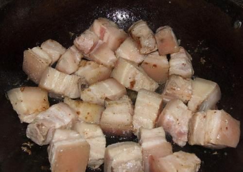 炒糖色时,糖一定不能直接下油锅!做错这一步,肉又苦又硬,难吃