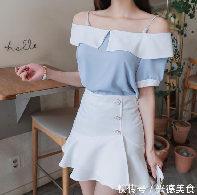 女神孙允珠一字领气质穿搭，天蓝上衣搭配半身裙，文艺女神范十足