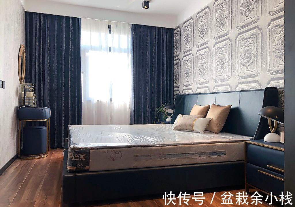 业主|用金色来描绘黑白,传递出不一样的空间,卧室的浮雕墙纸更是独特