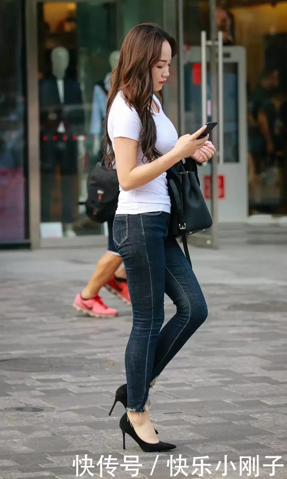 紧身牛仔裤美女,一件T恤穿出靓丽之美