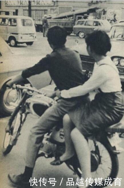 日本|老照片:洋人帅哥让日本泳装女很羞涩 全面侵华上层仍然歌舞升平