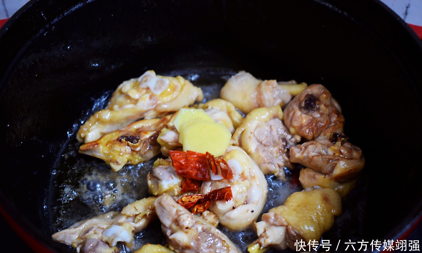 黄焖鸡家常做法,肉质滑嫩,味道鲜香比饭店还好吃,太香了