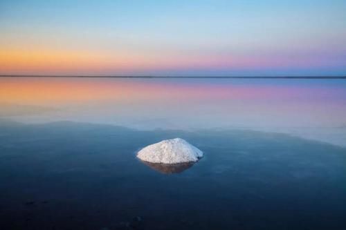 网友|火车驶入粉色盐湖，俄版《千与千寻》如此唯美