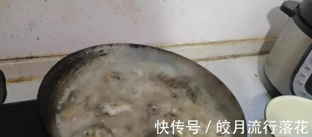 野生鲫鱼汤这么烧,汤鲜色白没有刺,宝妈们快收藏好!