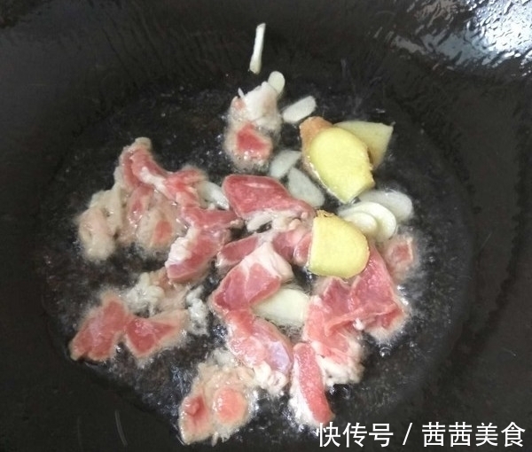 白菜炖豆腐|白菜炖豆腐，先炒白菜或者先炒豆腐都不对，这样才好吃