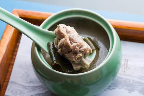 猪肉价格|炖骨头汤,牢记“2不放”窍门,味道鲜美无腥味,骨汤又浓又白