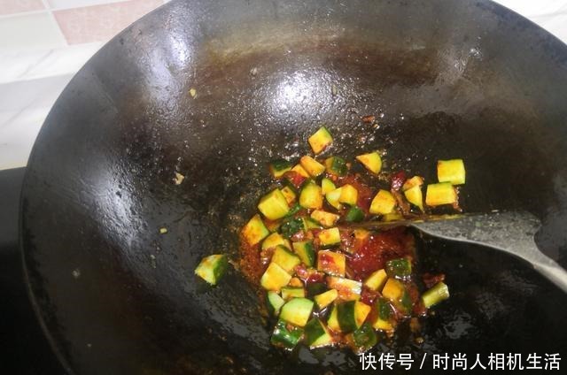 辣子鸡丁|2荤1素晚餐,经济又家常,长身体和减肥的都齐了,做法简单