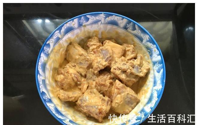 鲜香|入伏后孩子最馋排骨这做法，鲜香入味不油腻，炸后加料一拌，真香
