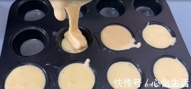 想吃|想吃无水蛋糕不要去买了！4个鸡蛋在家就能做，配方简单还好吃