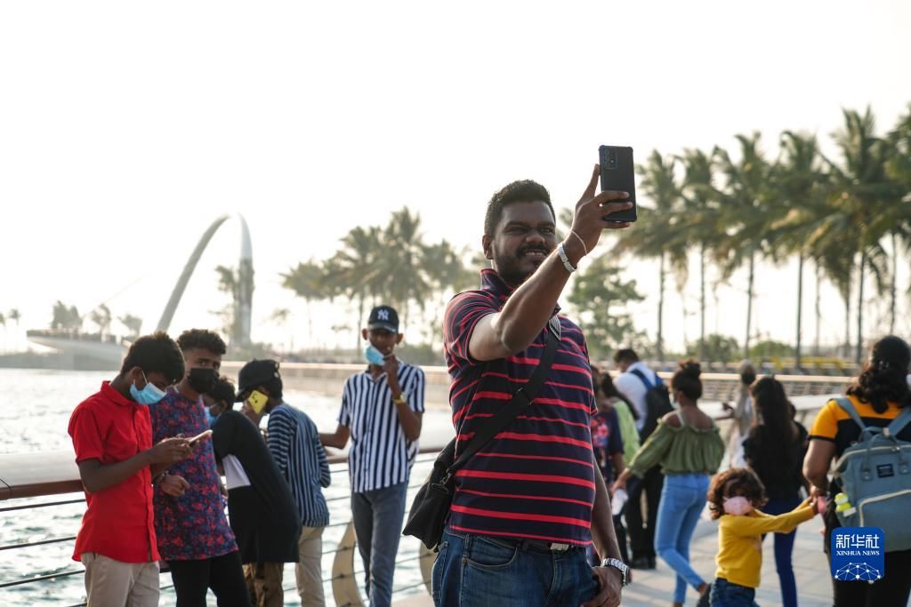 新华社记者|斯里兰卡：“打卡”港口城