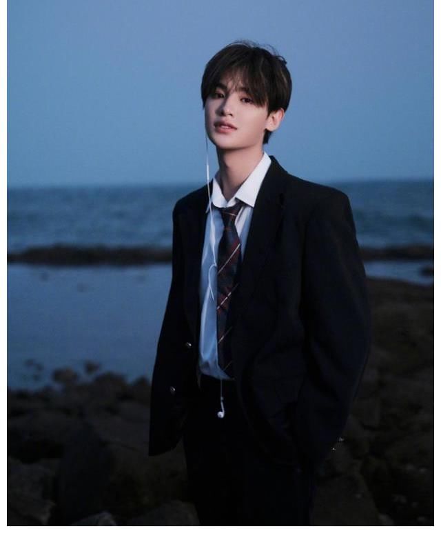 ent|黃明昊海邊氛圍感寫真，黑衣與礁石融為一體，帥氣俊逸少年魅力