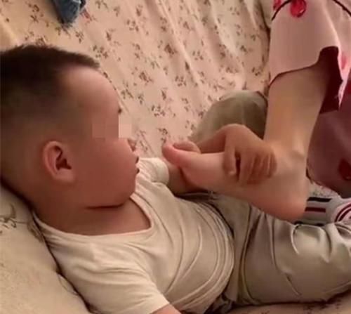 孩子|有种“任性”叫小姨带娃,抢玩具抢零食手到擒来,专治各种不服