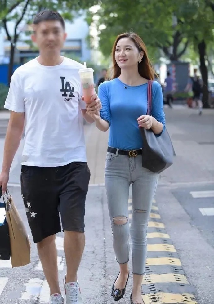 街拍：想要展现身材，选择简单修身牛仔裤，轻松解决穿搭问题