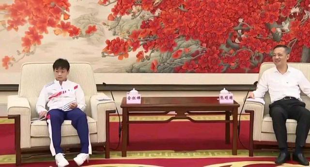 市长|排面!全红婵受广州BOOS接见,红姐手足无措,看书缓解紧张
