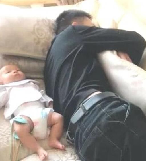 沙发上的“迷糊的父亲”，宝宝看起来很无辜：我是谁？我在哪？