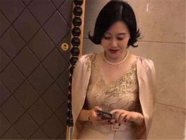 新娘 婚礼上一婆婆火了,靠颜值抢尽风头,新娘吐槽:到底谁的婚礼?