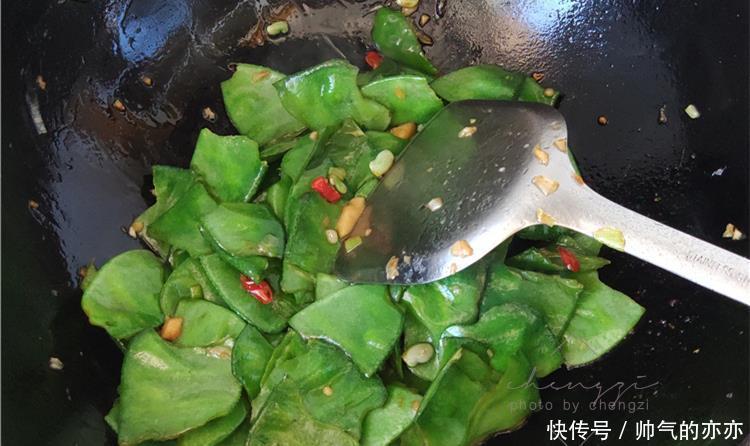大热天的,素菜更受欢迎,简单一炒,脆嫩入味,一盘才花2块钱