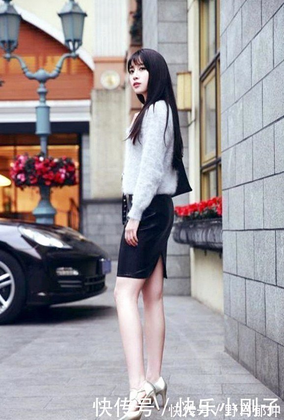 凸显|白背心搭配黑色裤子,更加凸显成熟的魅力