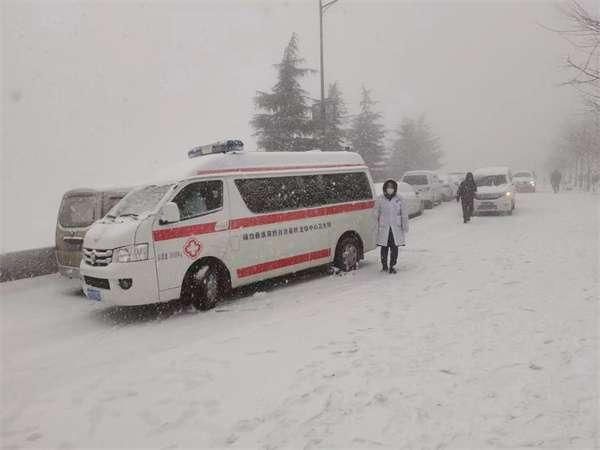 昆明|欢度春节勿忘安全：昆明轿子山突降大雪，景区称4000余游客已全部安全摆渡下山