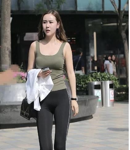 街拍|街拍性感紧身打底裤小姐姐,展现你的优雅情怀!