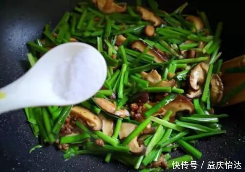 韭菜炒香菇|韭菜别再炒鸡蛋了，和此物是绝配，隔天排宿便，肚子越吃越瘦