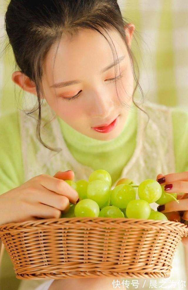 |搞笑GIF图：千万不能和大人一起玩跳跳床，不然就不是卡那了