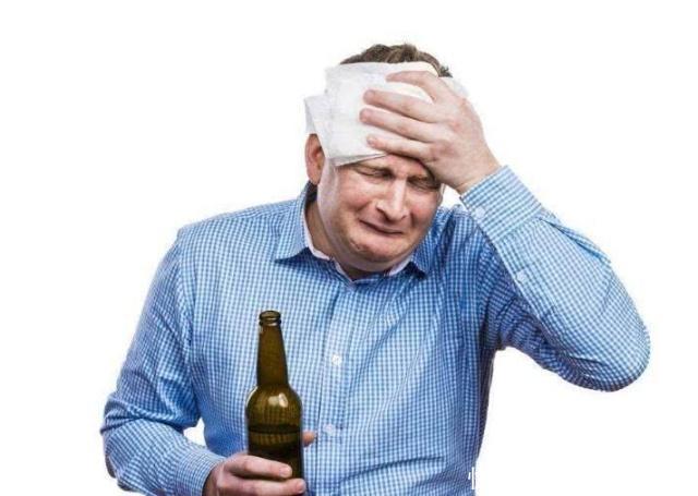 长期饮酒者,若晨起出现4大“异常”,肝已“稀巴烂”,及时戒酒