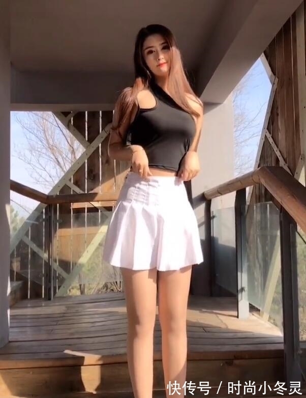 装扮|无懈可击的白色A字裙,随意地装扮也很美