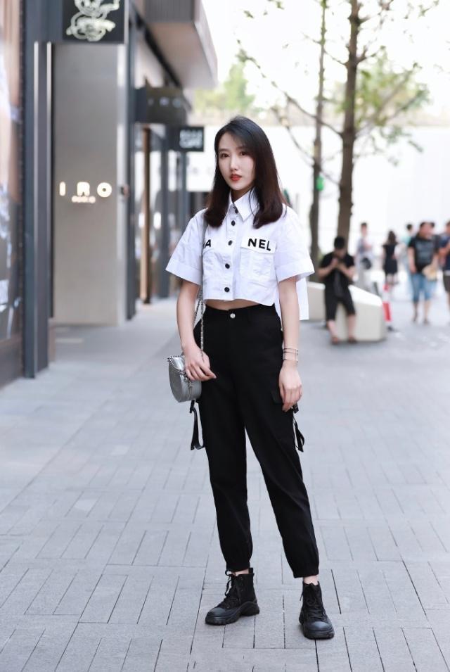 微笑|街拍：面带微笑的小美女，简洁的短袖搭配牛仔裙，时髦又时尚