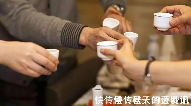 宾客$喝酒,不懂礼仪怎么行,牢记喝酒“5大礼仪”,做一个有涵养的人