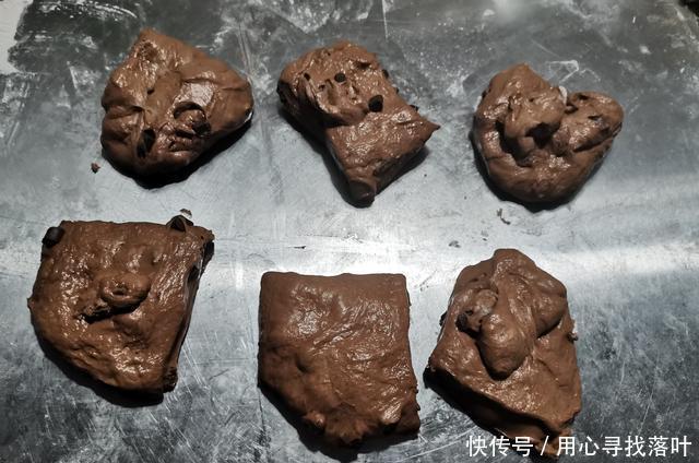  看起来|这是一款看起来很丑却很好吃的面包，双倍浓香可可面包送给你