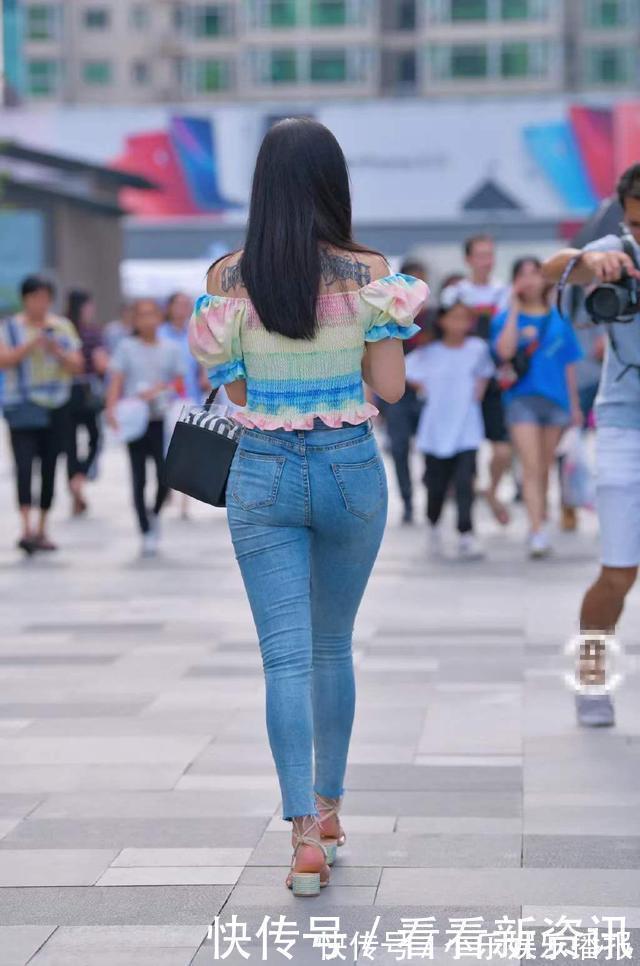 一字 一字肩紧身上衣,搭配破洞牛仔裤,时尚感满满