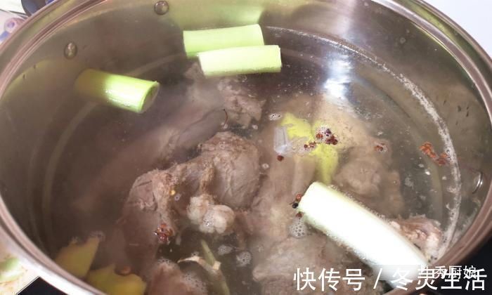 炖羊肉时,记得放“1白2黄”,羊肉鲜嫩软烂,汤浓味道鲜,无膻味