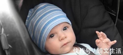 烧烤|“最无奈宝宝”火了,父母吃烧烤嫌娃碍事放进包里,网友:捡来的