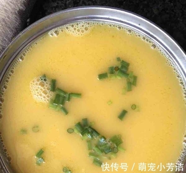 蒸鸡蛋时,千万别直接加水蒸!这样蒸,鸡蛋不腥不糙,嫩过豆腐脑