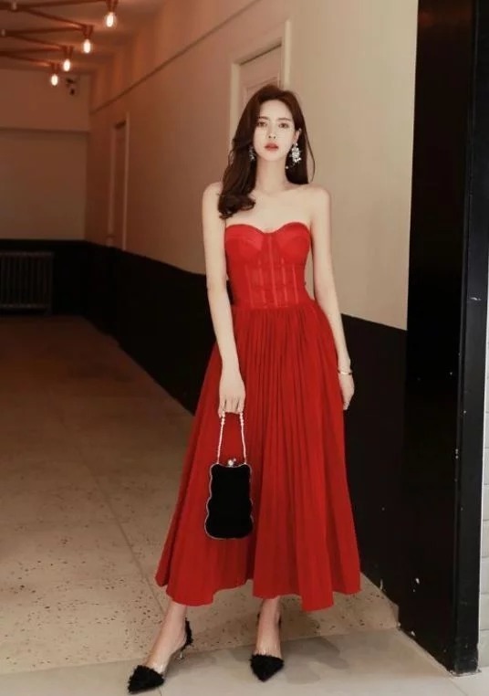 街拍:身穿红色抹胸连衣裙的美女,白皙的香肩与修长美腿,温婉可人