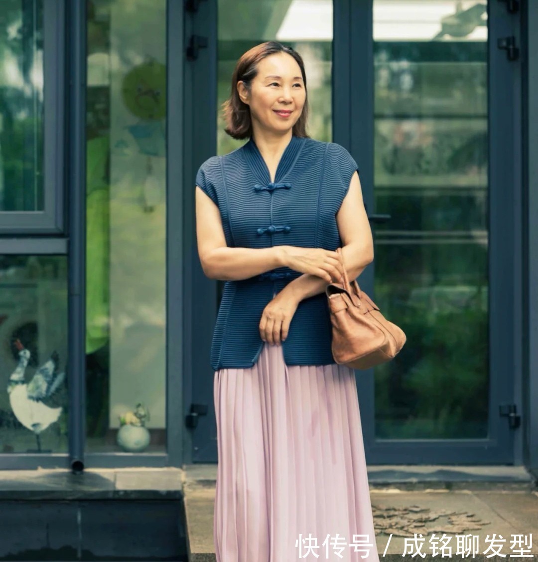 裤装|女人过了60岁别总穿裤装,显胖又不好搭配,裙装舒服时髦又显年轻