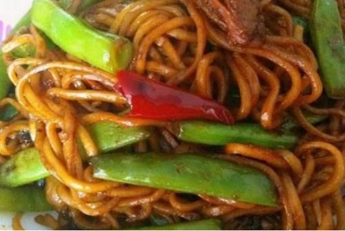  每天精选不同菜肴给大家，摆放好辣子鸡丁，生活需要的是一日三餐吃好