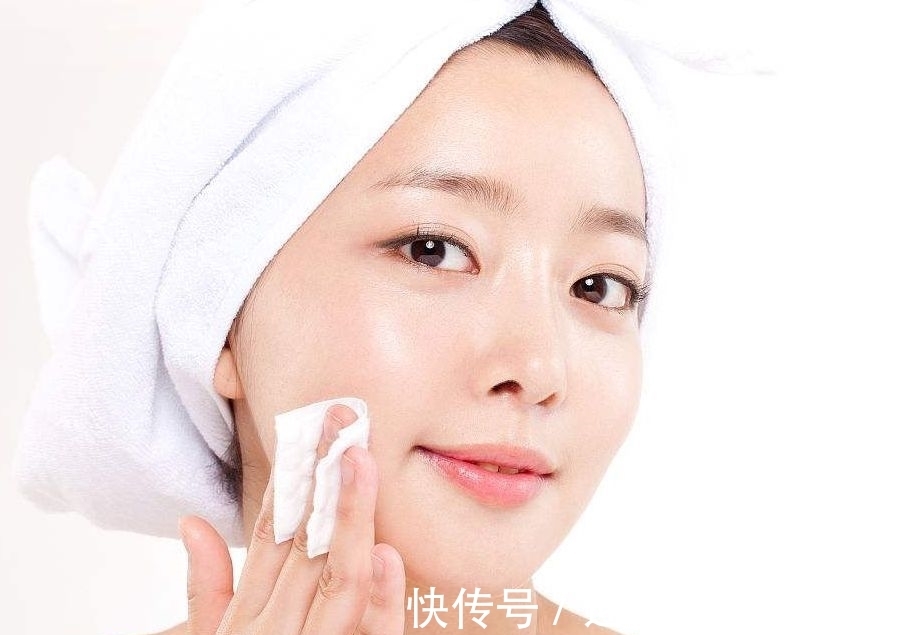 化妆棉|洗完脸千万不要直接用水拍爽肤水,小心皮肤越来越差!
